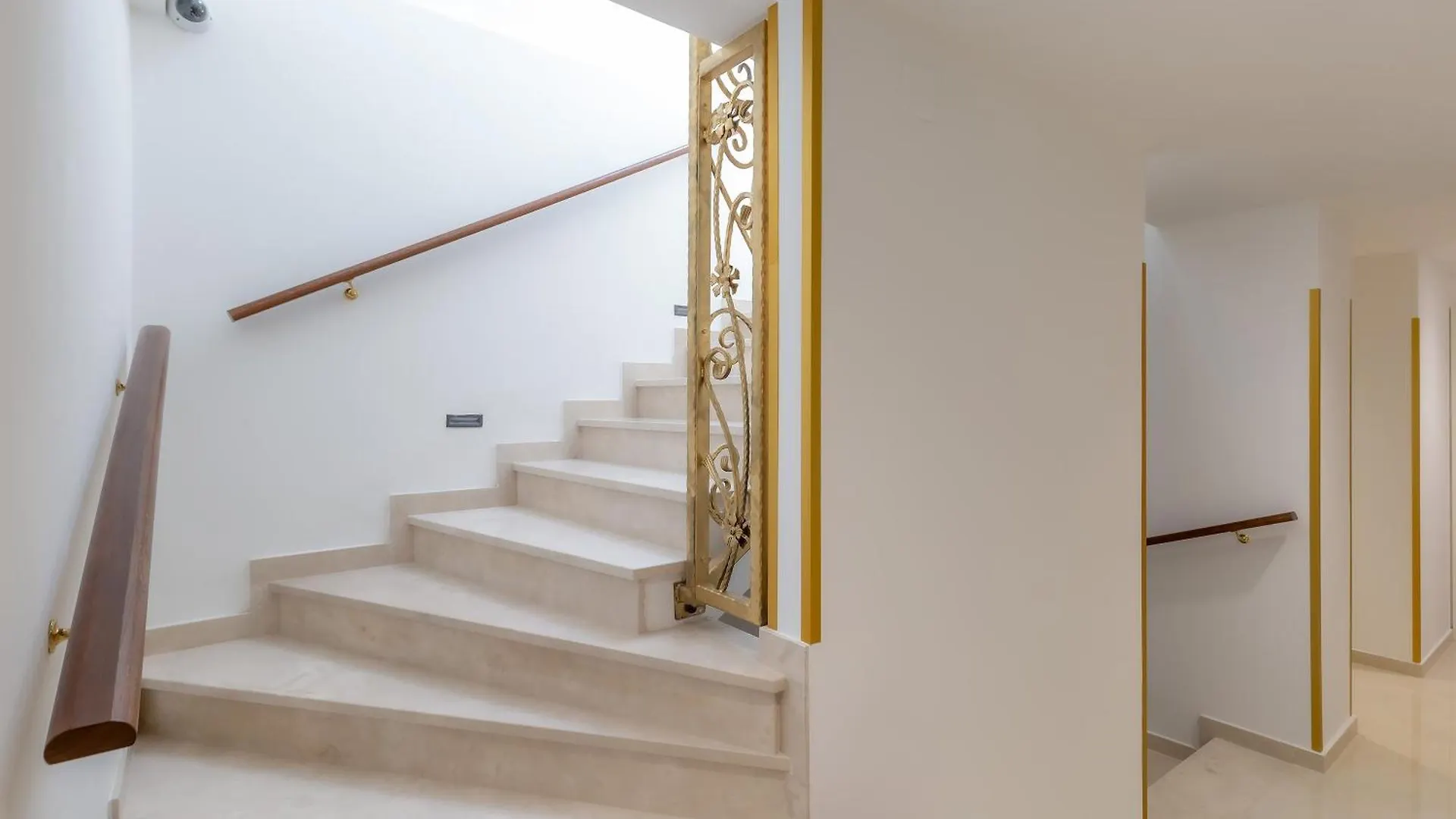 H - Suites Πόρετς